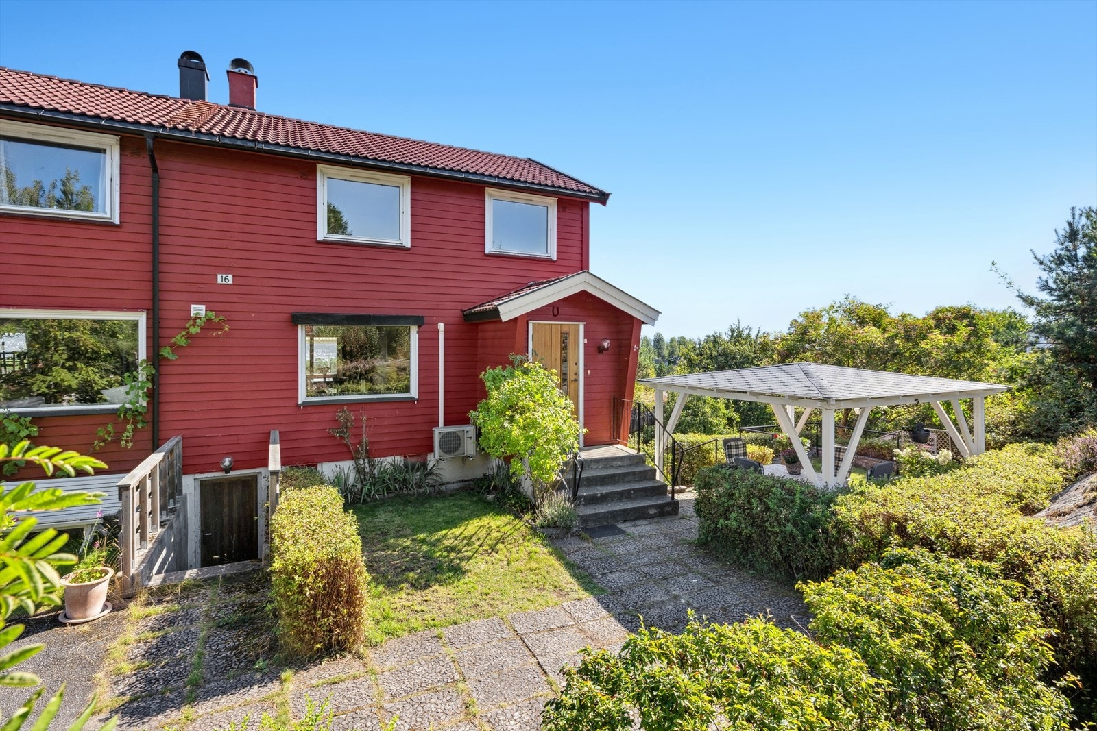Det er asfaltert felles smal adkomstvei og hellelagt inngangsparti. Galleribilde