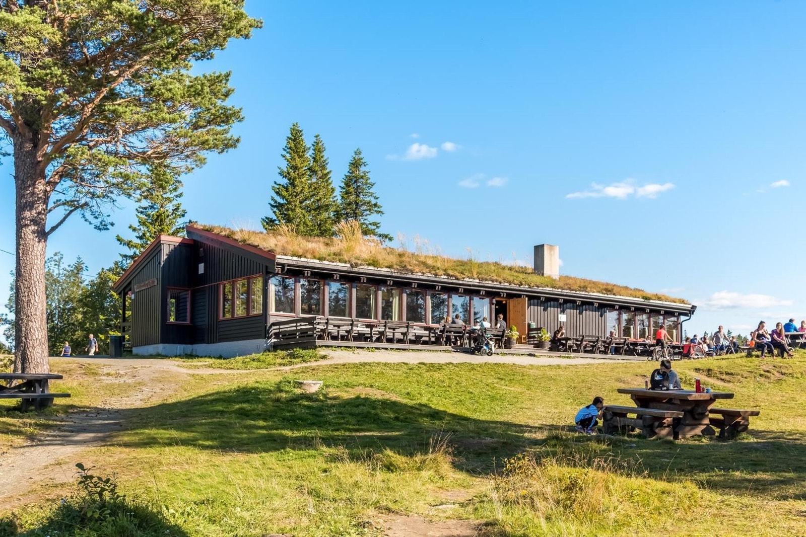 Estenstadmarka ligger like utenfor døren og byr på fantastiske turmuligheter året rundt. Galleribilde