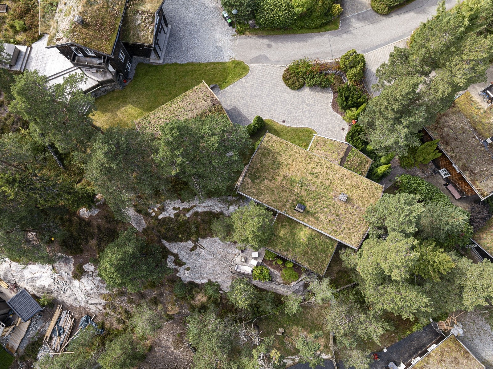 Eiendommen er bygd over et enhetlig og fast arkitektonisk tema tilpasset i forhold til terreng. Målsettingen var å bevare mest mulig av terreng og topografi. Tomten som tilhører eiendommen er på 1,143 kvm. Galleribilde