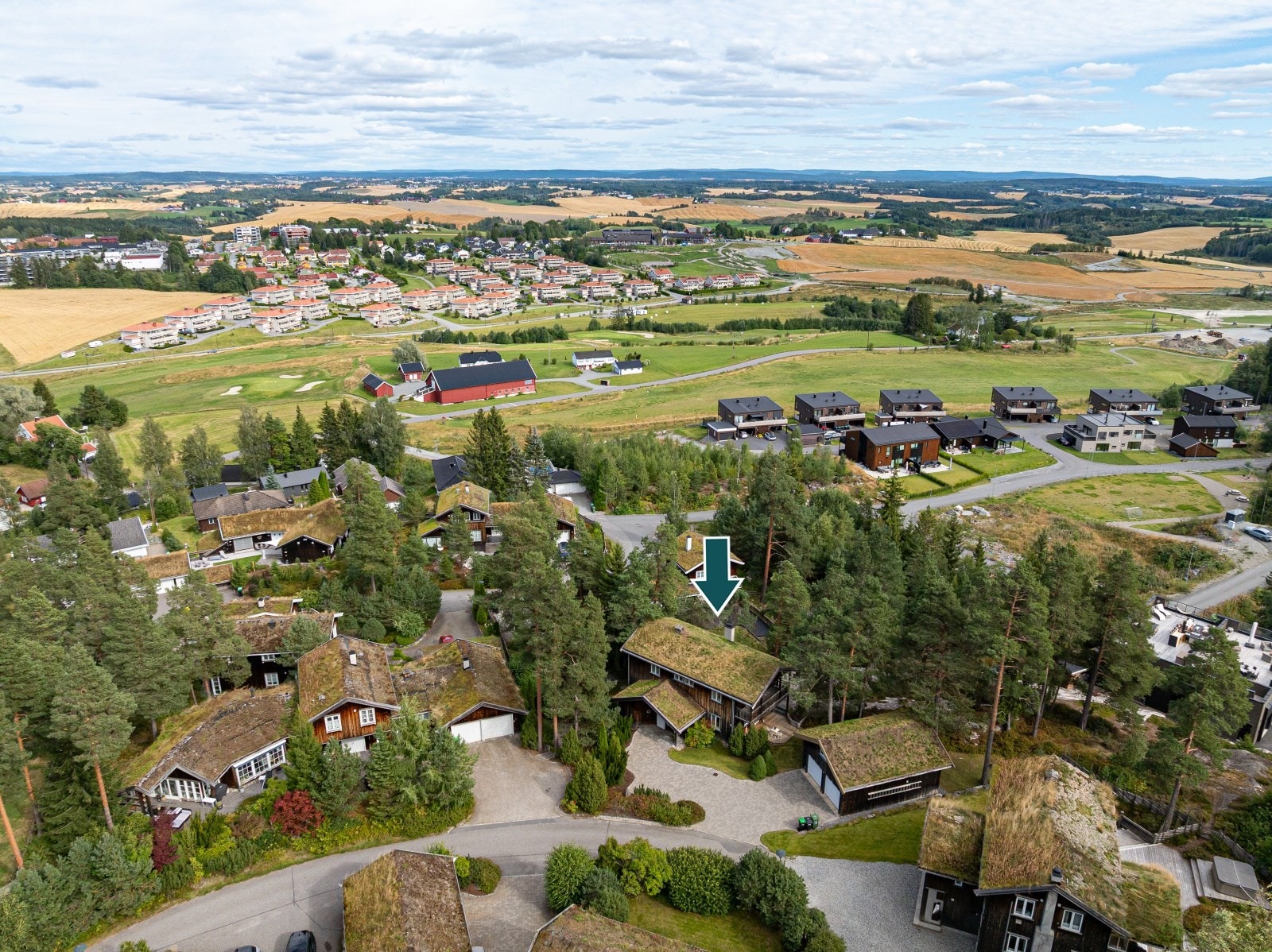 Eiendommen ligger i Brådalssvingen som er et eget, skjermet boligområde. Her unngår du gjennomkjøringer og bor i rolige, hyggelig omgivelser. Galleribilde