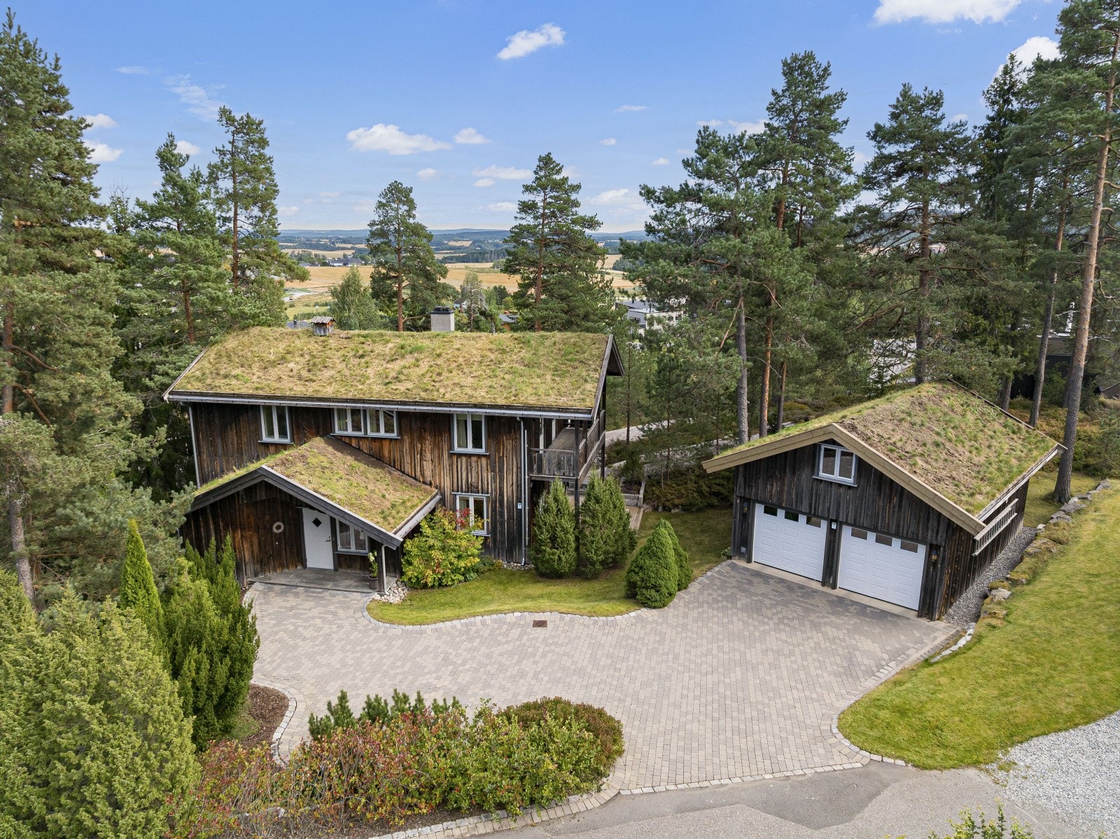 DNB Eiendom v/ Johanna Wenngren har den store gleden av å presentere Brådalssvingen 14 - et hus tegnet av arkitekten Erik Ask. I dette prosjektet er det benyttet tradisjonelle materialer, form og løsninger som gir sunne og energieffektive boliger! Galleribilde