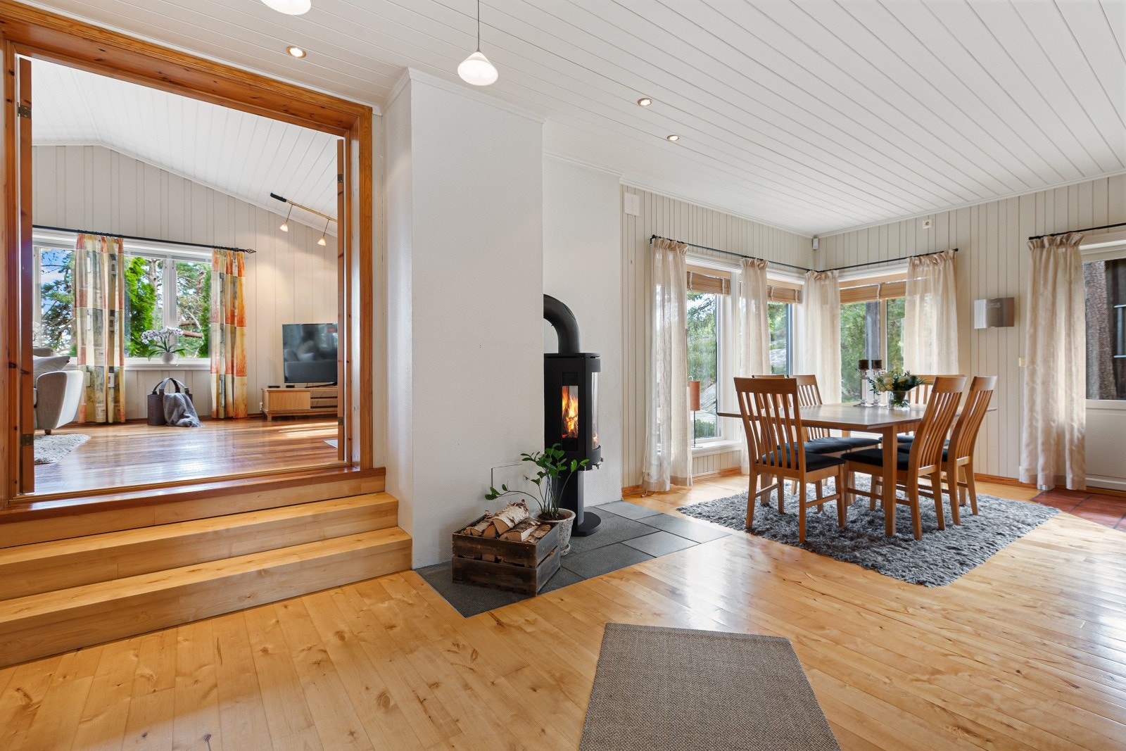 Lengre inn møtes du av et hyggelig rom der det er en høydeforskjell mellom kjøkkenet og stuen. Galleribilde