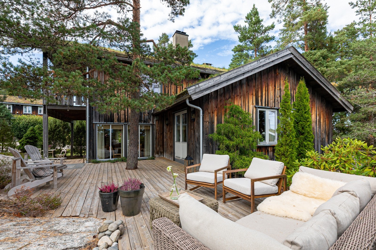 Det er benyttet jernvitrol på utvendig panel, og cellulosefiber som isolasjon - noe som gir pustende vegger. I tillegg er det lagt torv på tak. Eier har oppgradert torvet på taket i 2018. Galleribilde