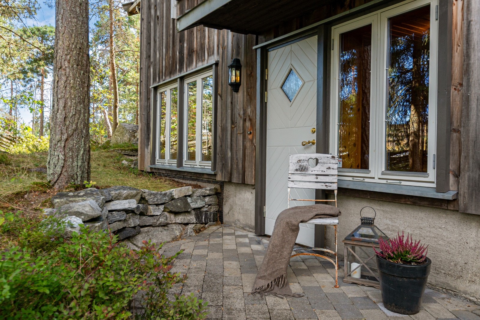 Utleiedelen er per dags dato ikke utleid, men har vært det i alle år. Utleiemegleren har satt et estimat på inntekter på ca. 10.500,-/mnd. Galleribilde