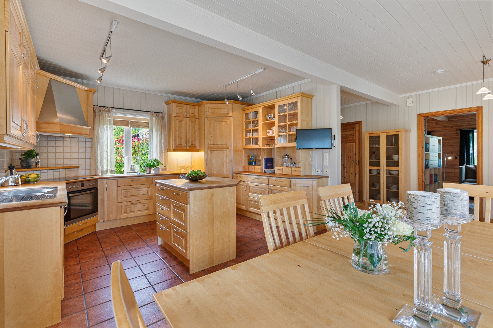 Det er boret etter bergvarme, noe som gir en god, energieffektiv og behagelig varme. Galleribilde