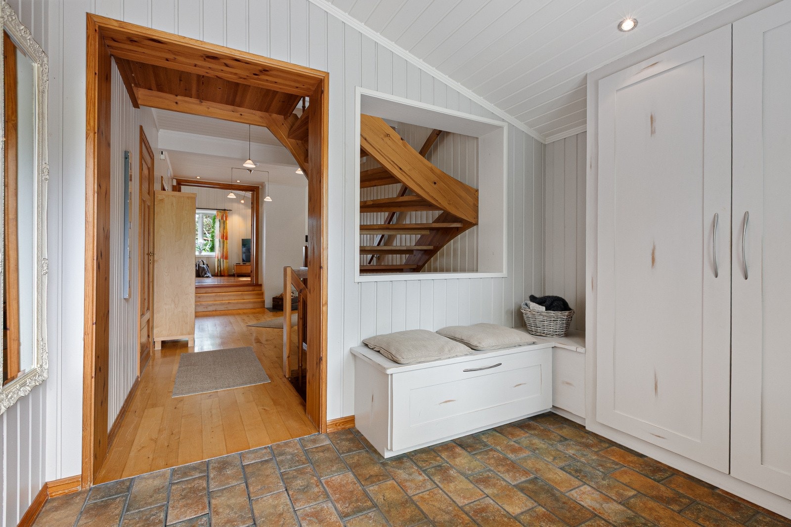 Velkommen inn til eiendommen. Det er fliser i gulv med varme. Det er lagt varmeslynger for vannbåren gulvvarme i hele første etasje, kjeller (unntatt ene boden) samt bad i andre etasje. Galleribilde