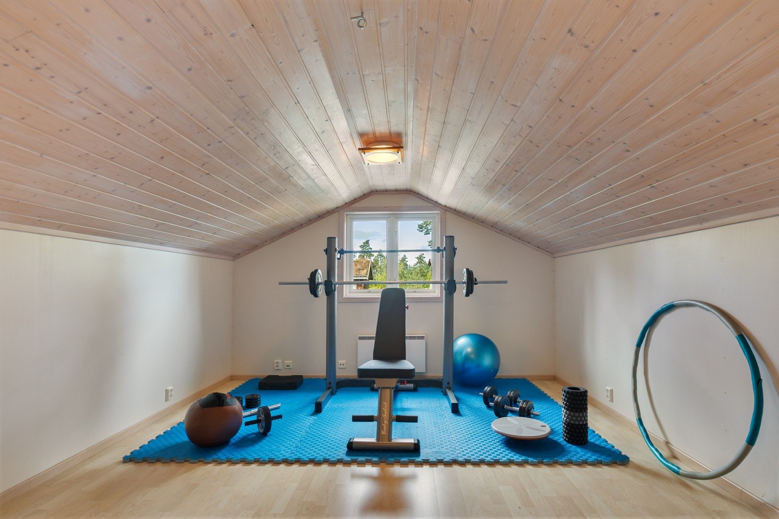 Over garasjen er det både en bod samt et innredet rom som i dag benyttes som treningsrom. Galleribilde