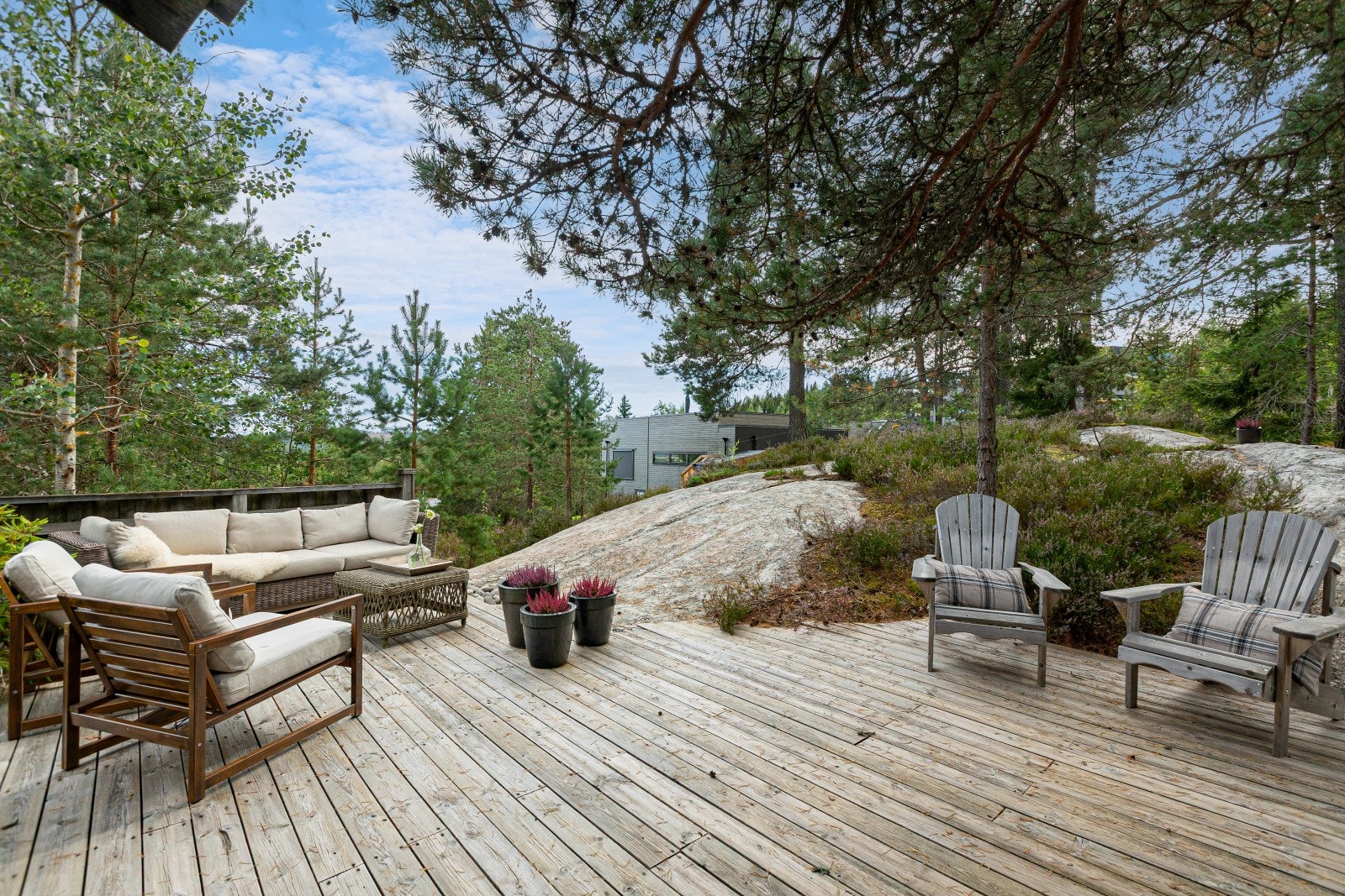 Videre inn er denne terrassen bygd inn til terrenget og gir et magisk og fredfullt sted. Galleribilde