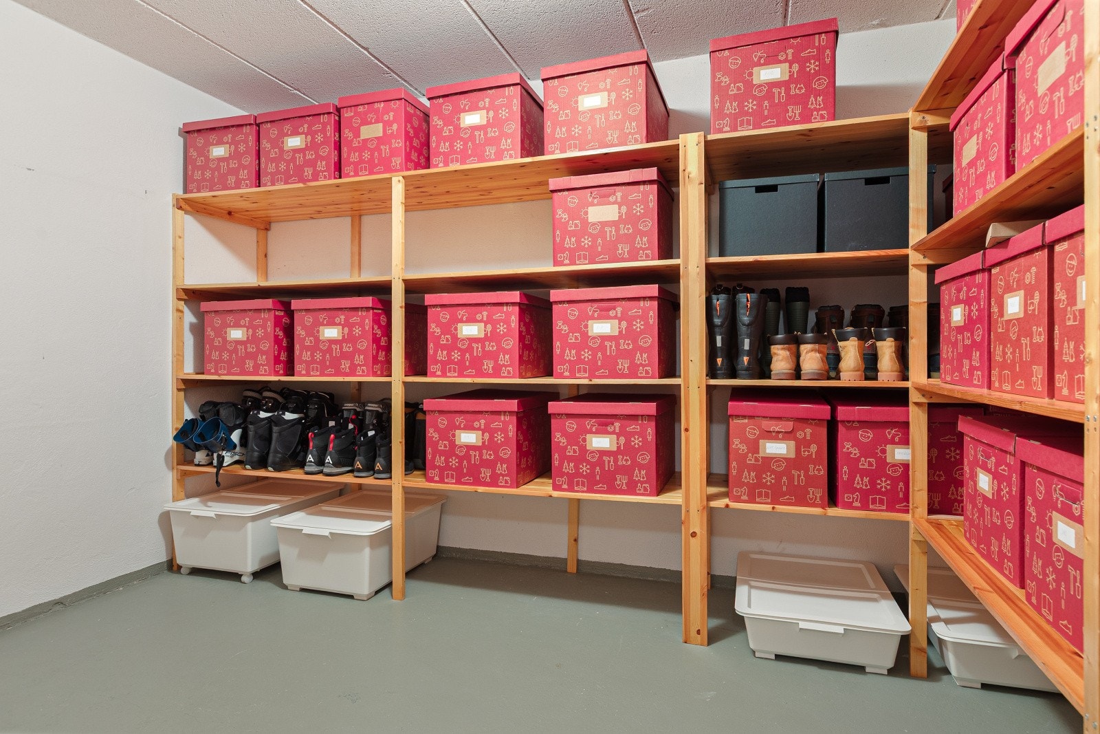 I underetasje er det tre boder samt det tekniske rommet. Denne eiendom kan virkelig skryte på med god lagringsplass! Galleribilde