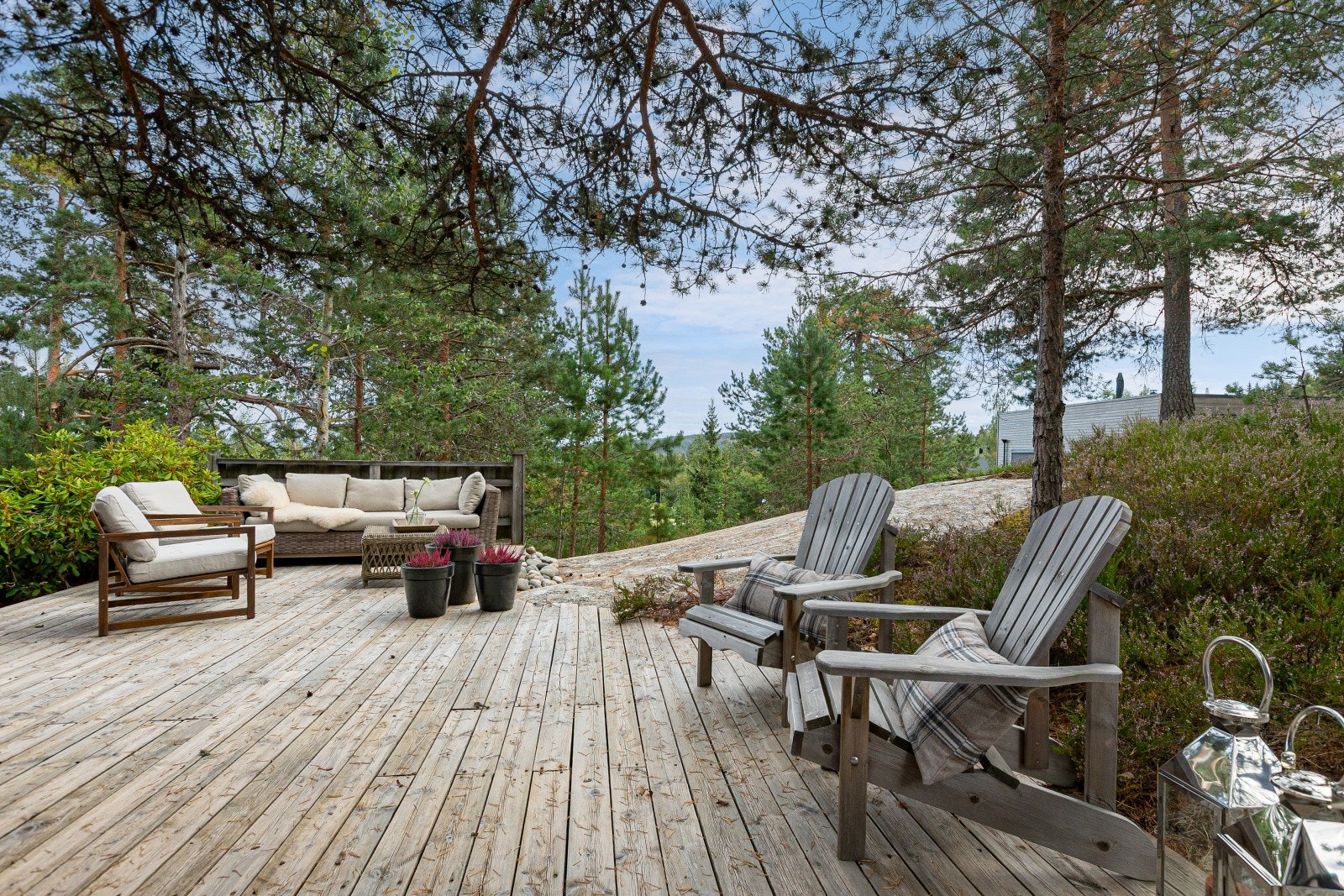 Mellom nærliggende bolig er det et litt friområde/skogsområde der det vokser bla. lyng, blåbær osv. Dette er en naturlig skille mellom eiendommene. Noe som også Erik Ask var opptatt av, var å bevare naturlig vegetasjon og trær. Galleribilde