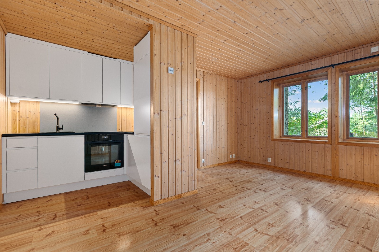 Det er satt inn ett nytt "Sasso" kjøkken nå rett før salget. Integrerte hvitevarer som komfyr, induksjonstopp og kombinert kjøl/frys følger. Galleribilde