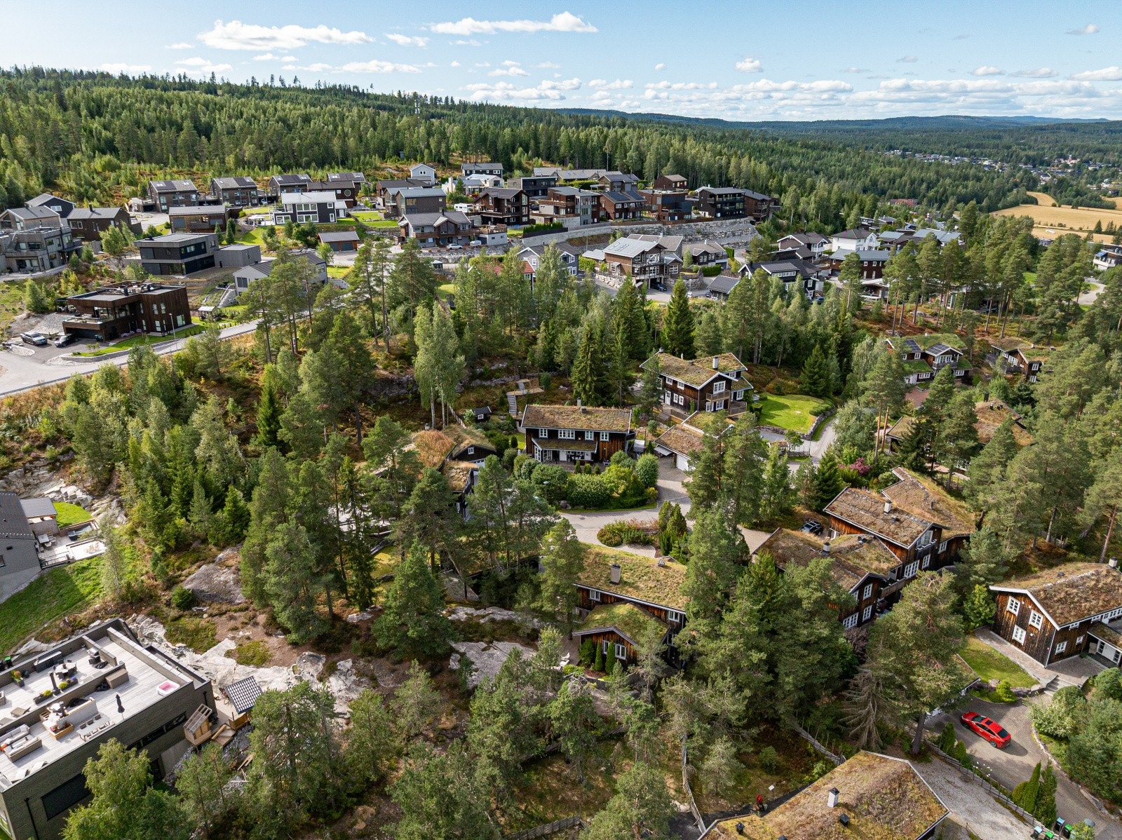 Fra eiendommen er det kort vei ned til bla. ungdomsskolen, og Ask sentrum. Videre tilbyr området nydelige naturområder med flotte turstier og skiløyper på vinterstid. Galleribilde