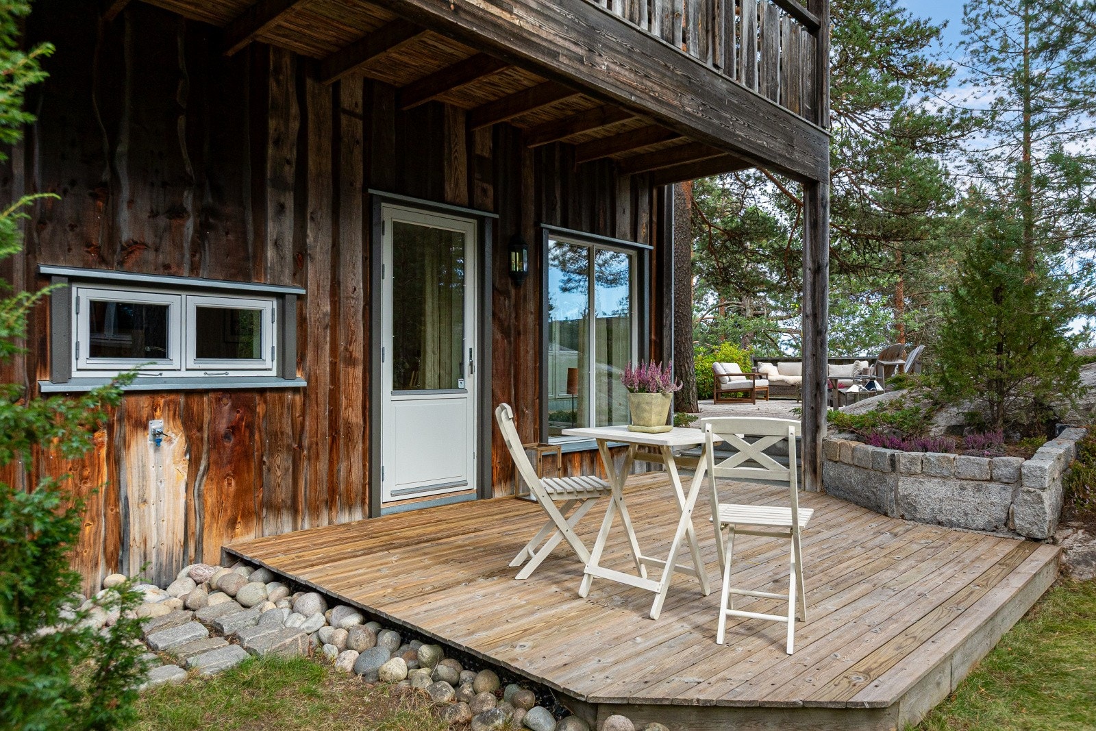 Fra kjøkkenet er det direkte adkomst ut mot denne terrassen. Galleribilde