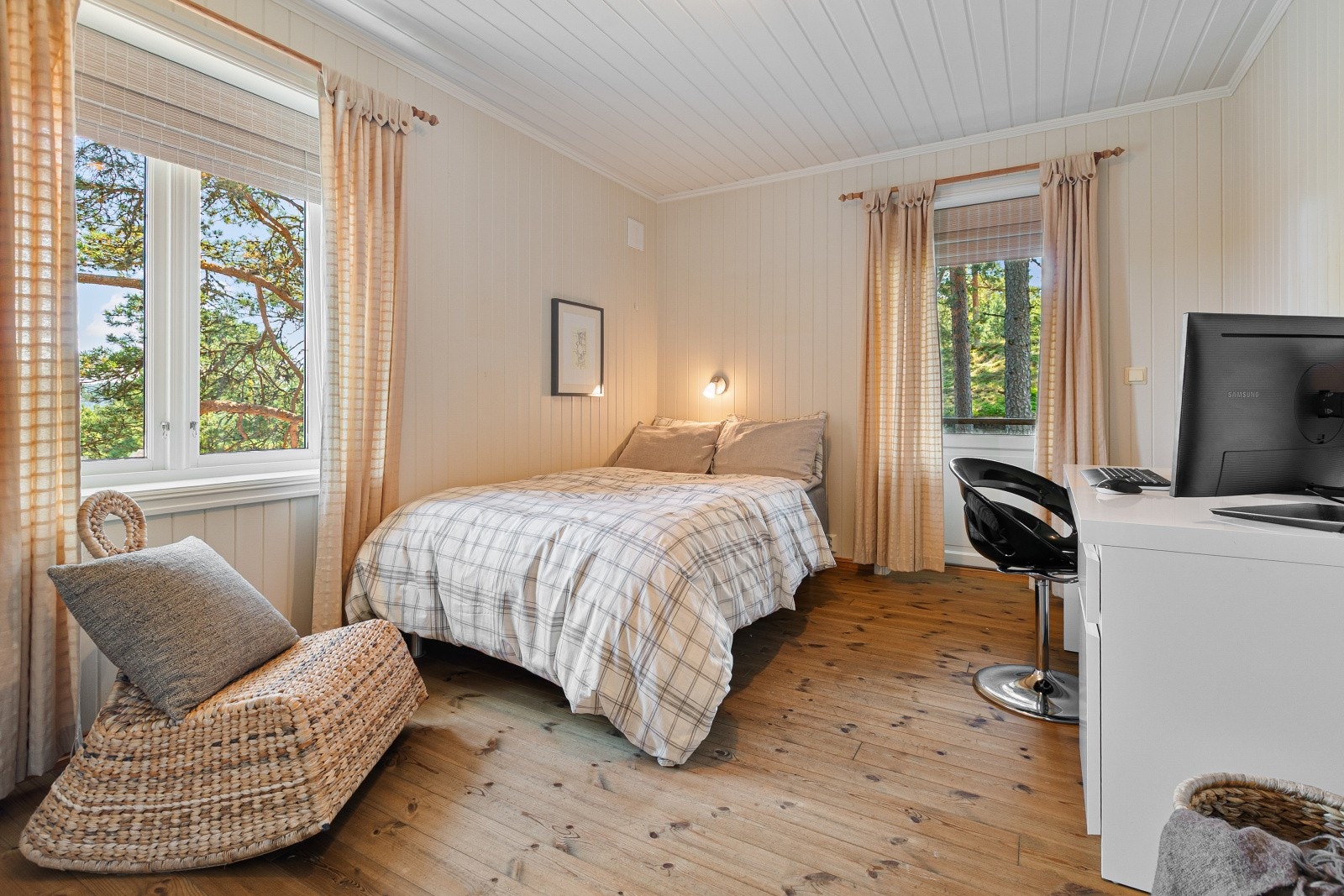 I andre etasje er tre soverom plassert. Dette er det første soverommet, som også har adkomst ut mot balkong. Galleribilde