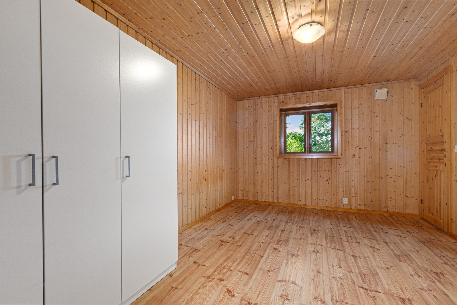 Utleiedelen har et stort soverom med en bod tilknyttet. Videre er det et garderobeskap som følger. Det er vannbåren gulvvarme i hele utleiedelen. Galleribilde