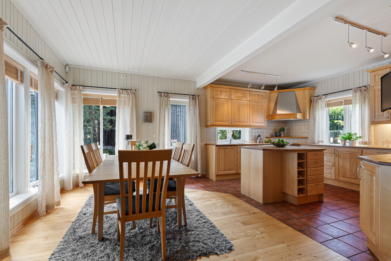 Rommet gir god plass for spisebord. Legg merke til at alle vinduer her på kjøkkenet og i stuen har persienner for solskjerming. Galleribilde