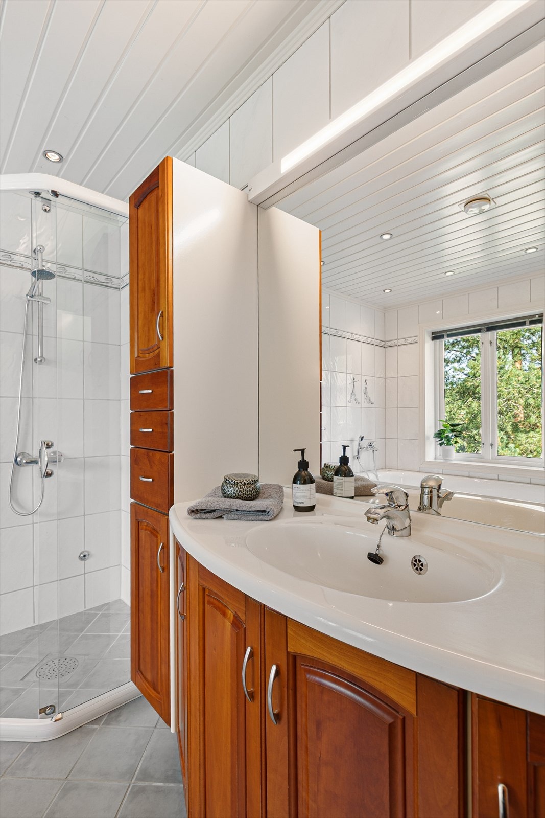 Baderomsinnredning fra Vedum, samme merke som kjøkkenet. Galleribilde