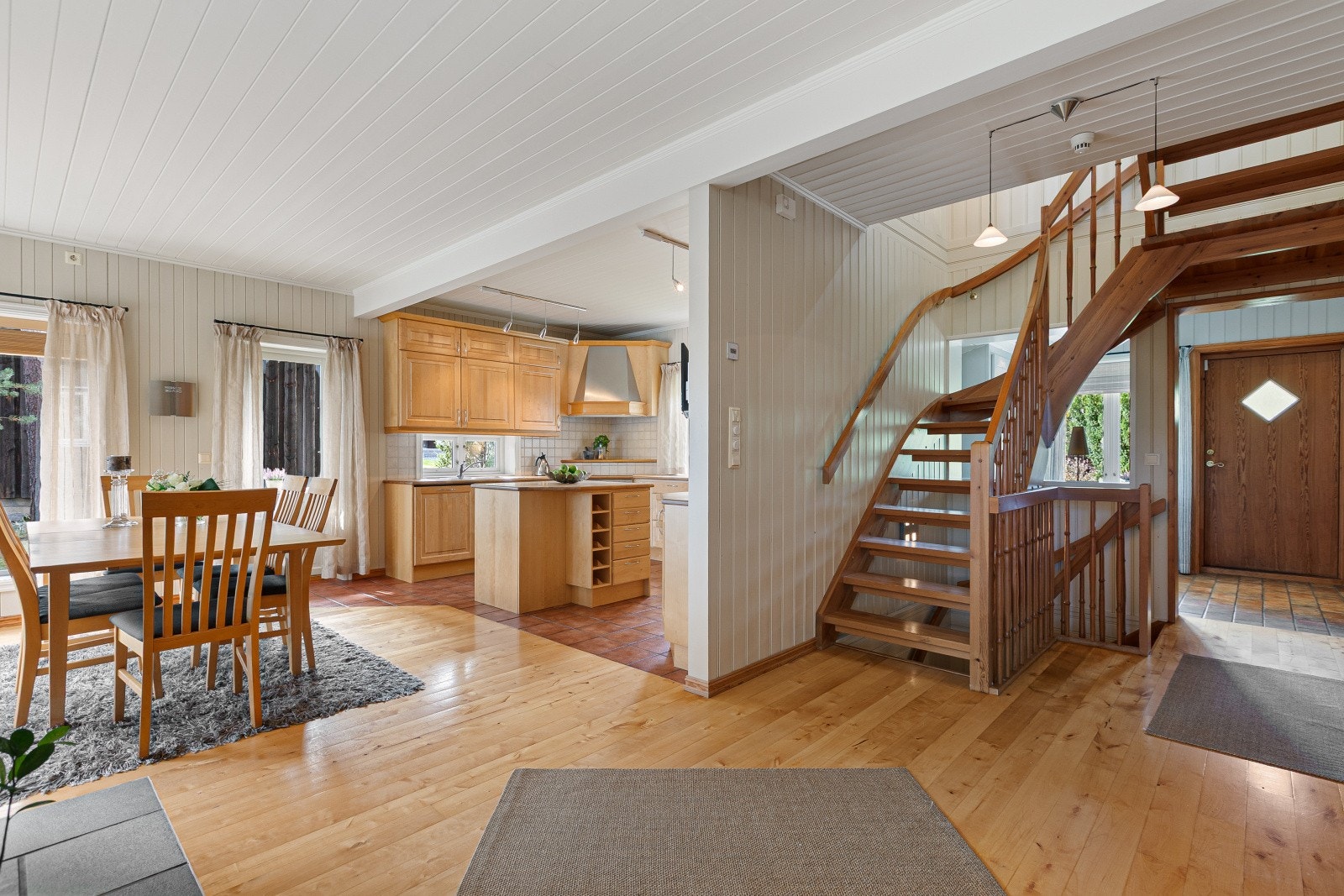 Kjøkkenet ligger i en åpen løsning mot stuen. Galleribilde