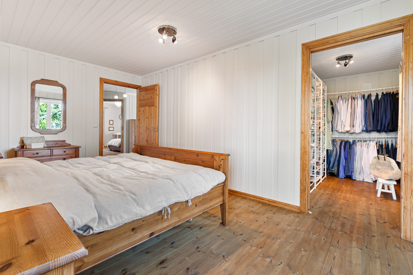 Rommet har et "walk-in-closet tilknyttet". Galleribilde