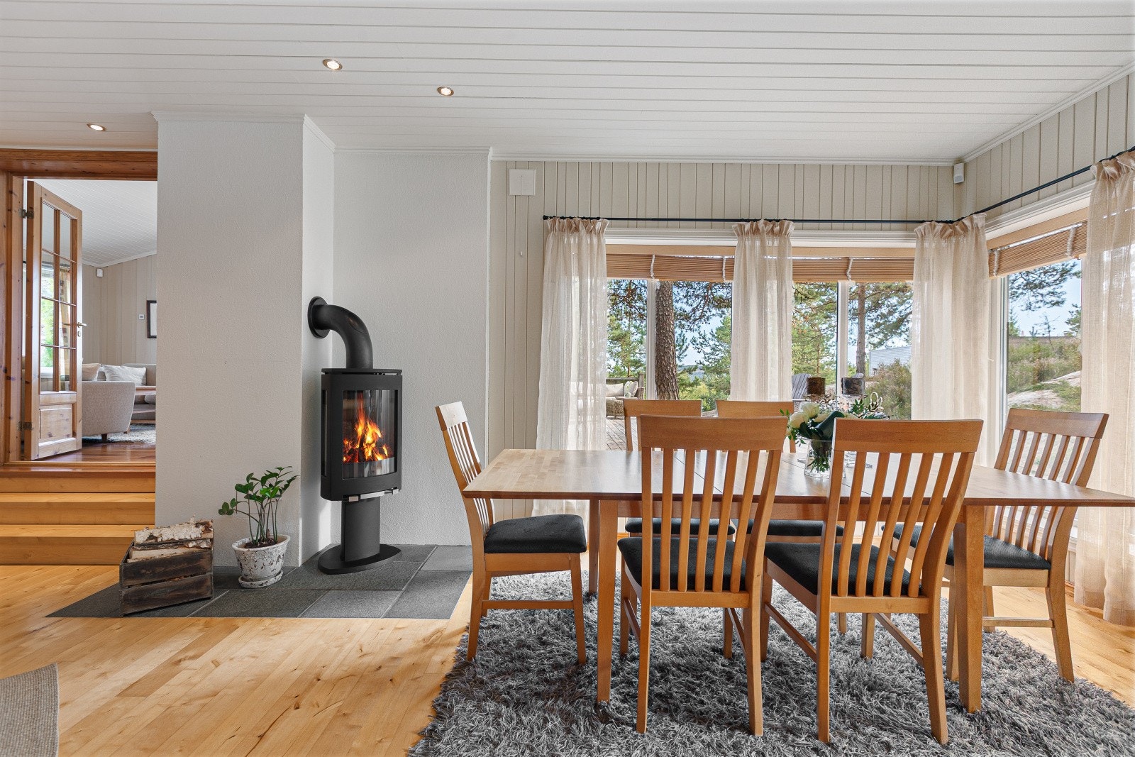 Nedenfor er kjøkkenet plassert. Rommet har en stilig peisovn som gir ekstra varme og hygge. Galleribilde