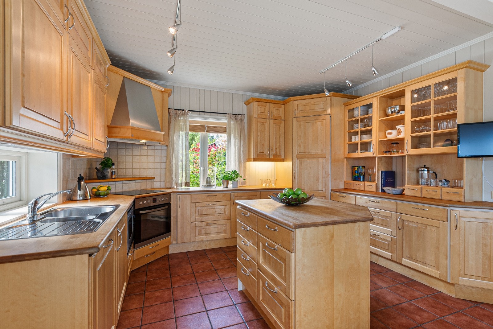 Solid og romslig trekjøkken fra Vedum med godt om skap- og benkeplass. Galleribilde