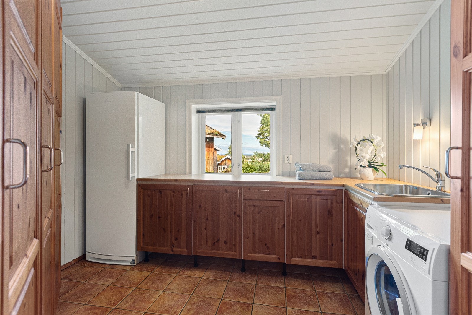 Ved siden av entreen er det et romslig vaskerom - perfekt for familien å kunne slenge av seg våte/skitne uteklær før du inntrer resten av boligen. Galleribilde