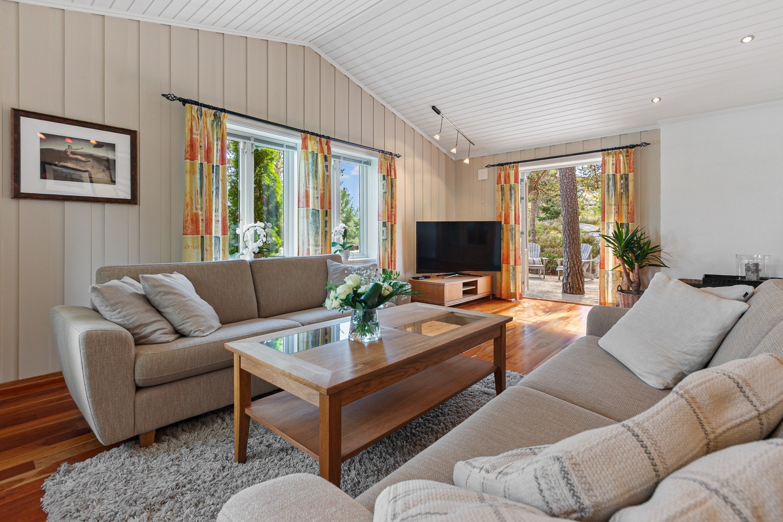 Fra stuen er det direkte adkomst ut mot terrasse, og hagen. Galleribilde