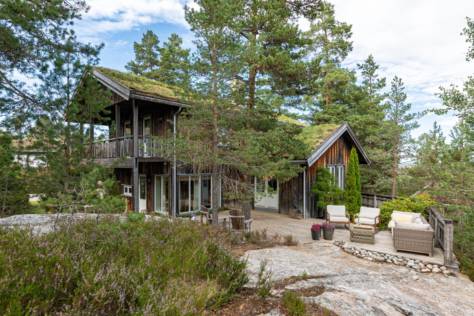 Eiendommen er bygd med vedlikeholdsfri panel og uteområdene er nydelige! Galleribilde