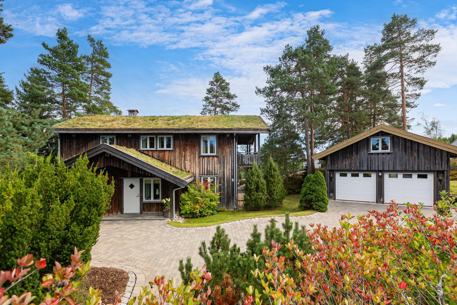 Eiendommen har en god intern beliggenhet i et tilbaketrukket og veletablert boligområde. Galleribilde