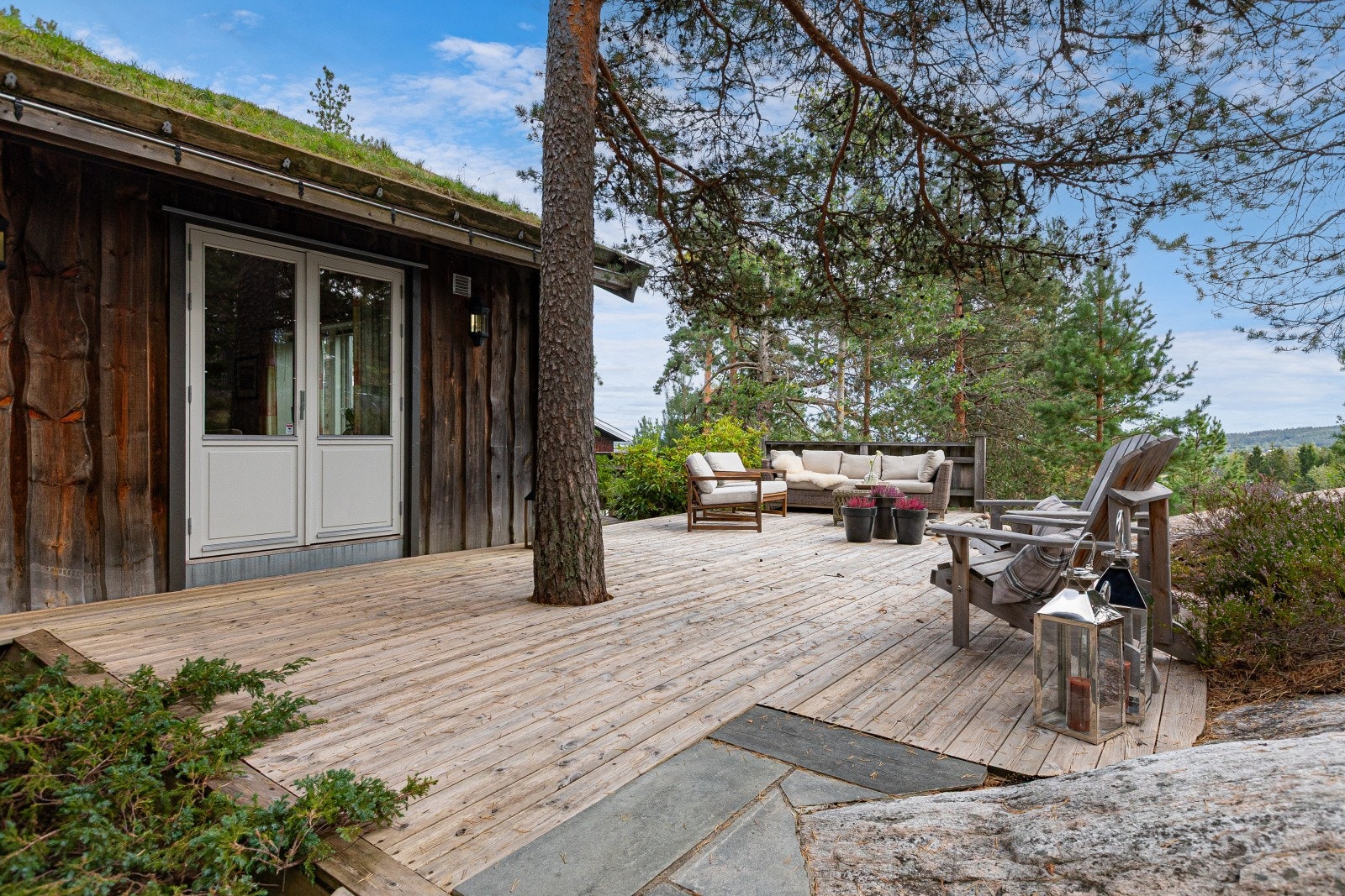 Det er bygd en stor og flott terrasse med adkomst fra stuen. Her sitter du i skjermede omgivelser og vil nyte naturen. Galleribilde