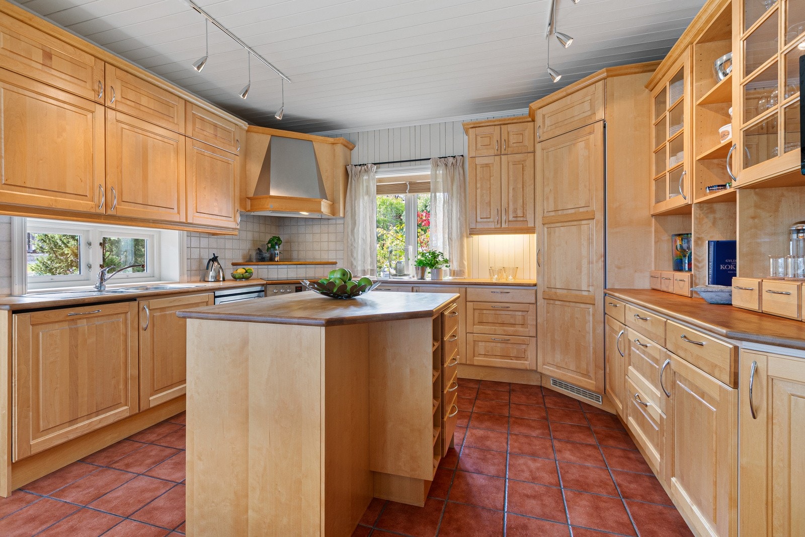 Hvitevarer som mikrobølgeovn, komfyr, koketopp, oppvaskmaskin og kjølehjørnet følger boligen. Motoren til kjølehjørnet er skiftet i 2019. Galleribilde