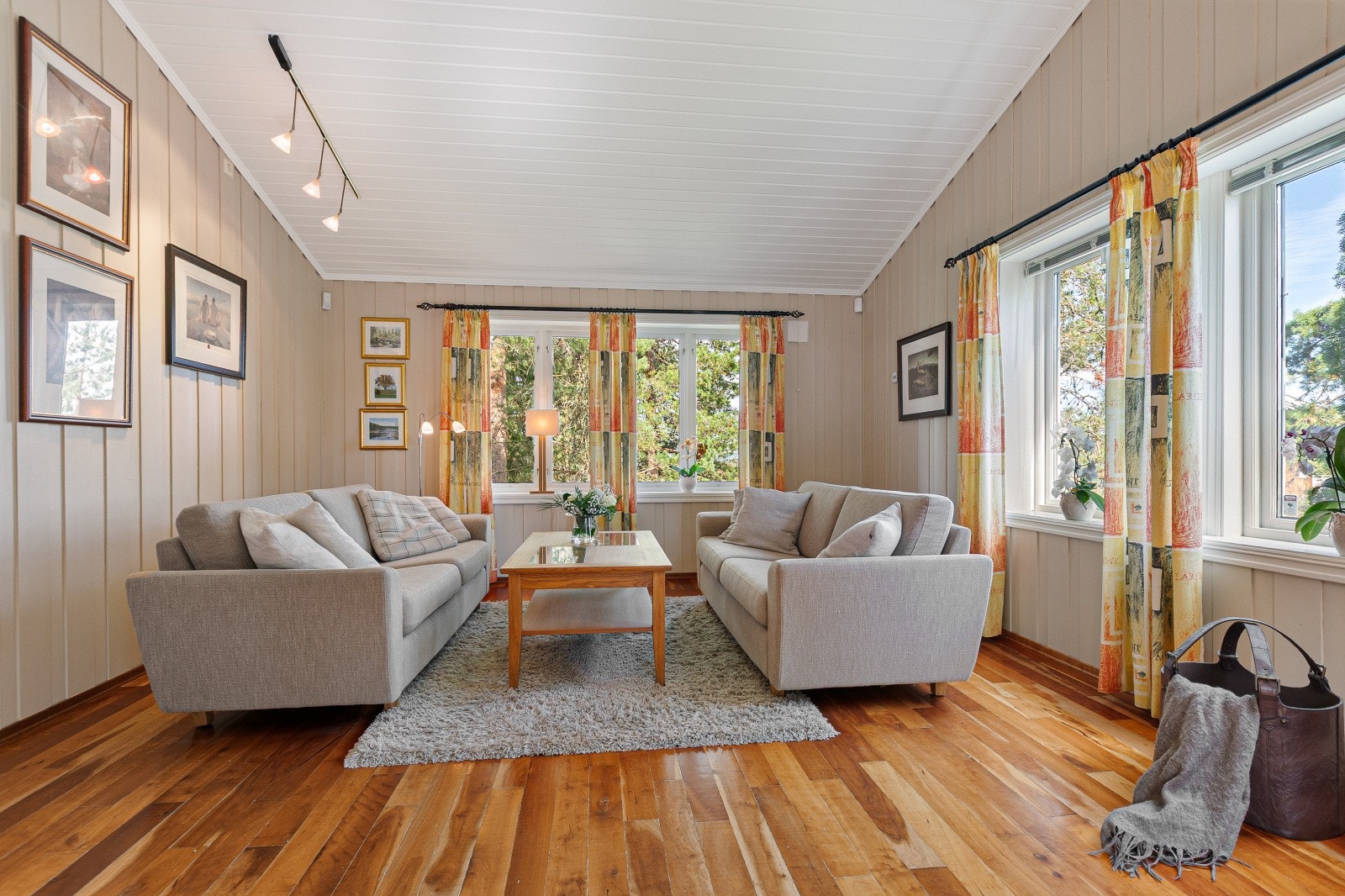 Rommet passer utmerket som et samlingssted for venner og familie til hyggelige stunder sammen. Galleribilde