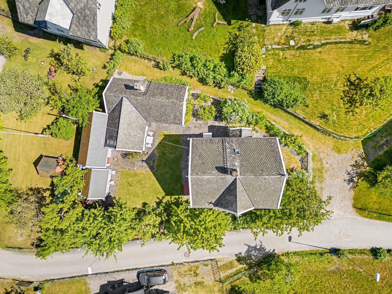 - Eiendommen har en sentral beliggenhet i Jondal med gangavstand til de fleste servicetilbud - Galleribilde