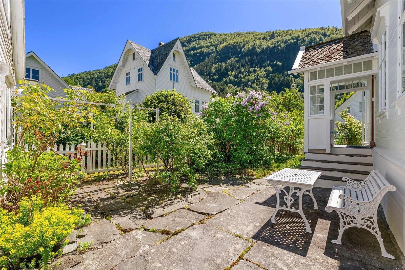 - Om sommeren kan man dekke til langbord og invitere til hyggelige grillmiddager - Galleribilde