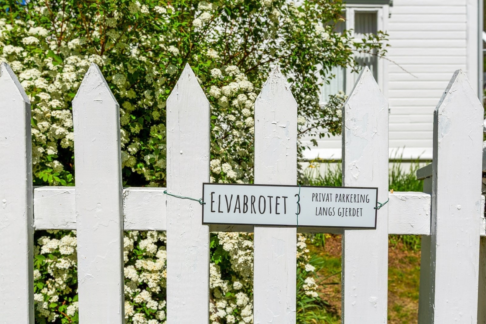 - Privat parkering langs egen tomt. Praktisk - Galleribilde