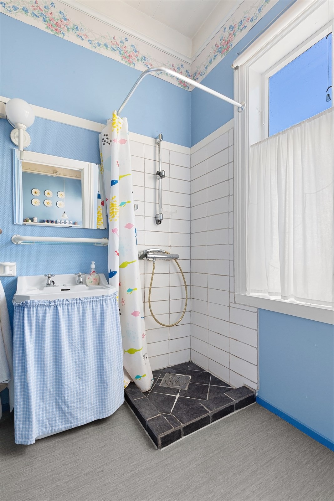 - Badet har belegg og fliser på gulv og fliser i dusjsone - Galleribilde