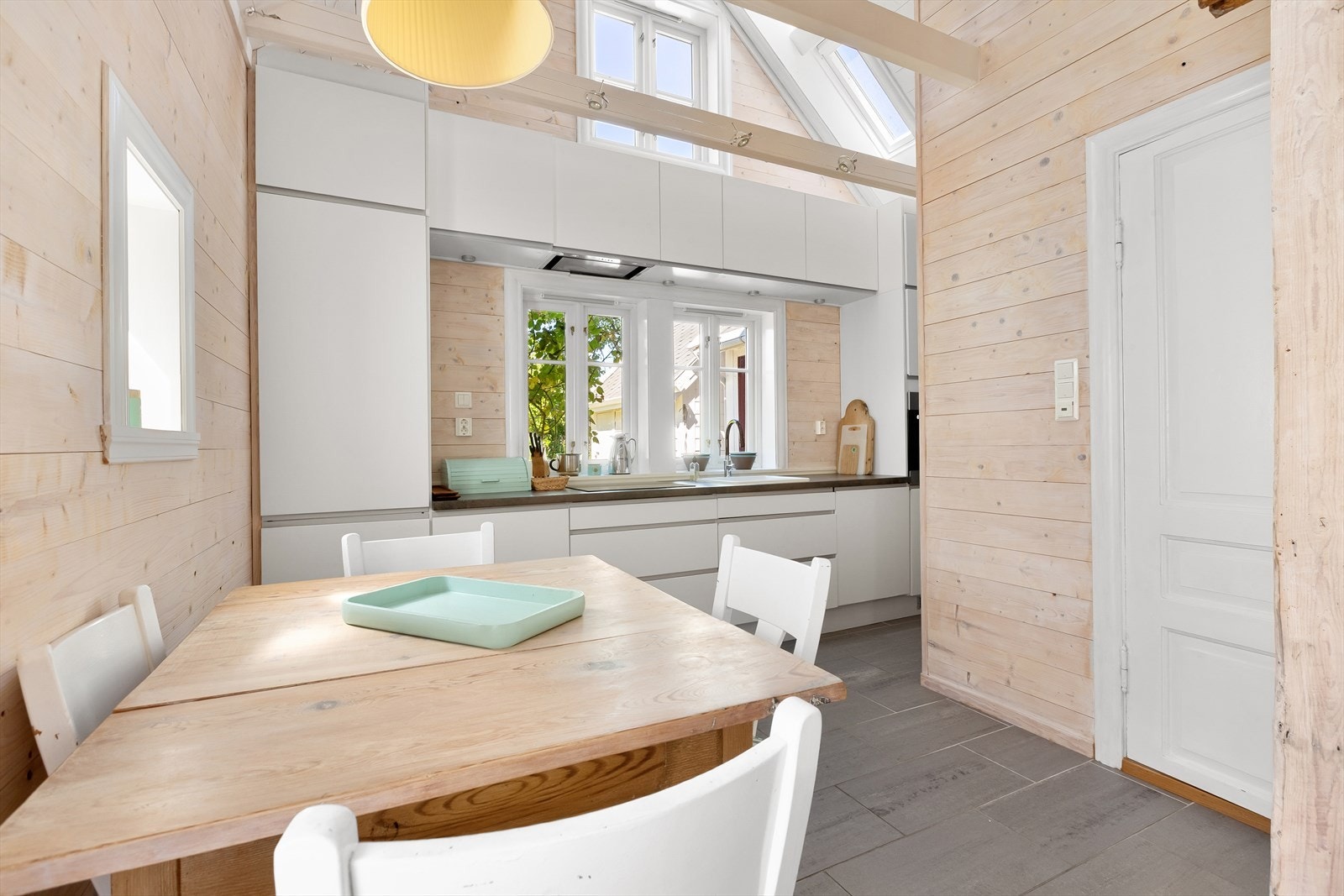 - Kjøkkenet har integrerte løsninger og takhøyde med overlys, noe som gir en luftig og lys romfølelse - Galleribilde