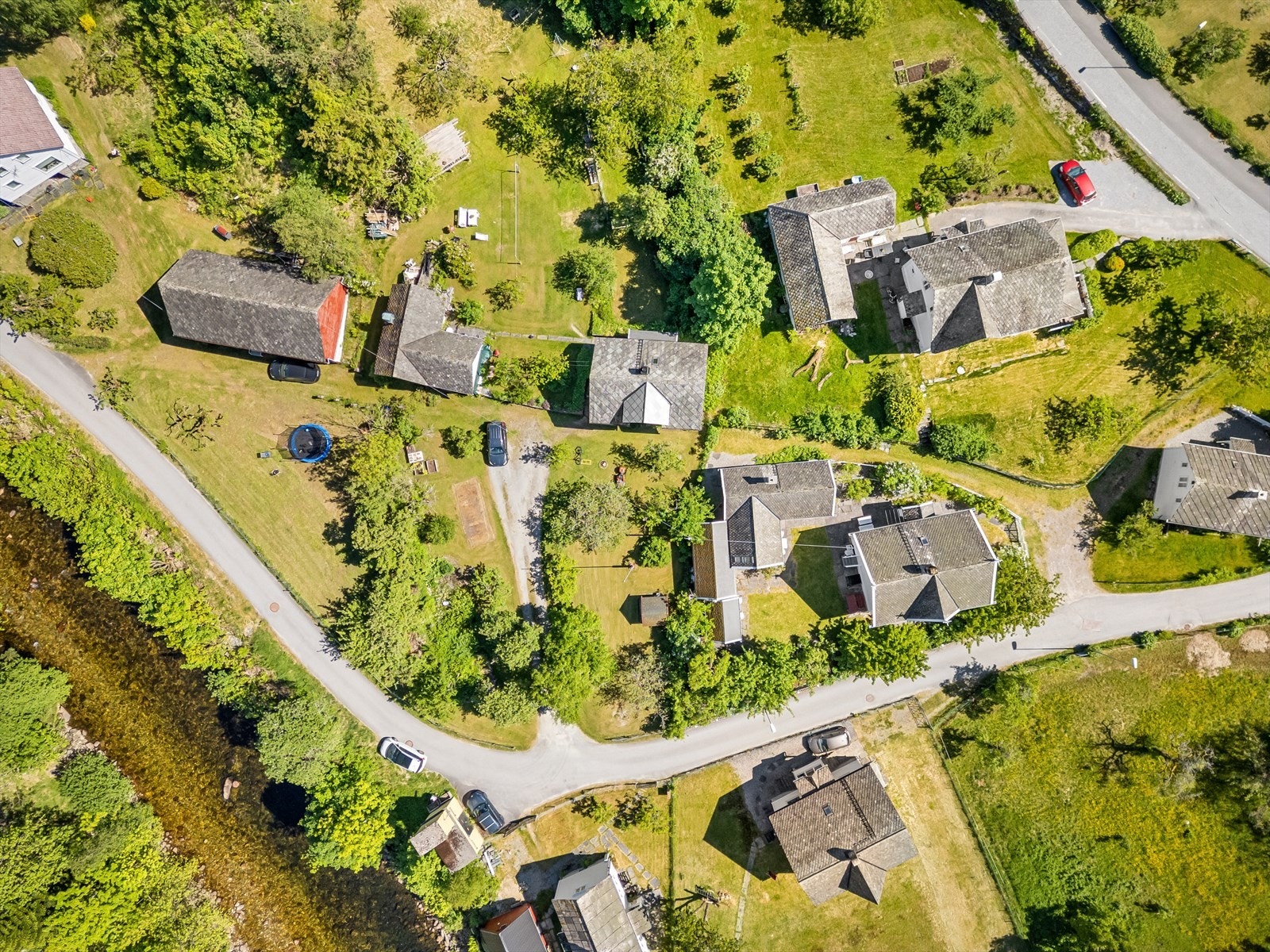 - Ønsker du et bredere servicetilbud, tar det rundt 40min med bil til Odda med sine butikker, spisesteder, vinmonopol og andre tjenester - Galleribilde