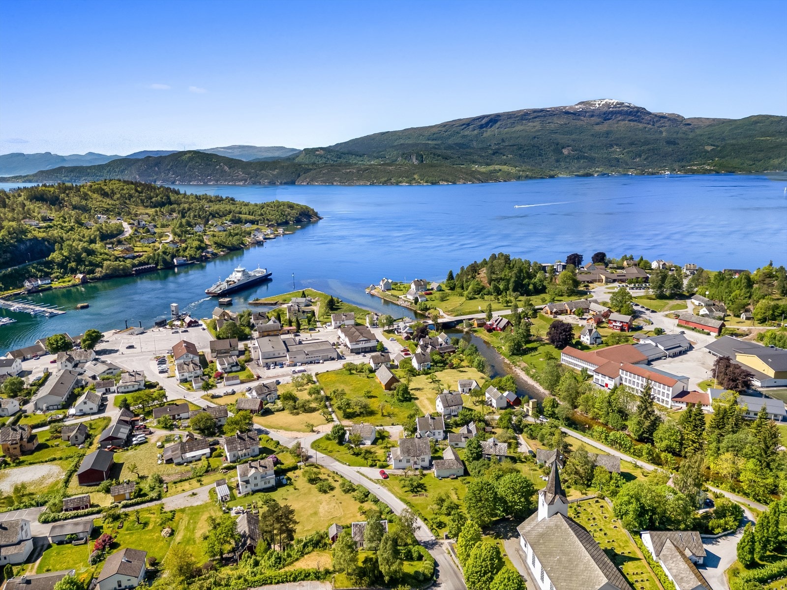 - Om vinteren er det ikke langt til oppkjørte langrennsløyper, og på vår og sommer kan du besøke Folgefonna - Galleribilde