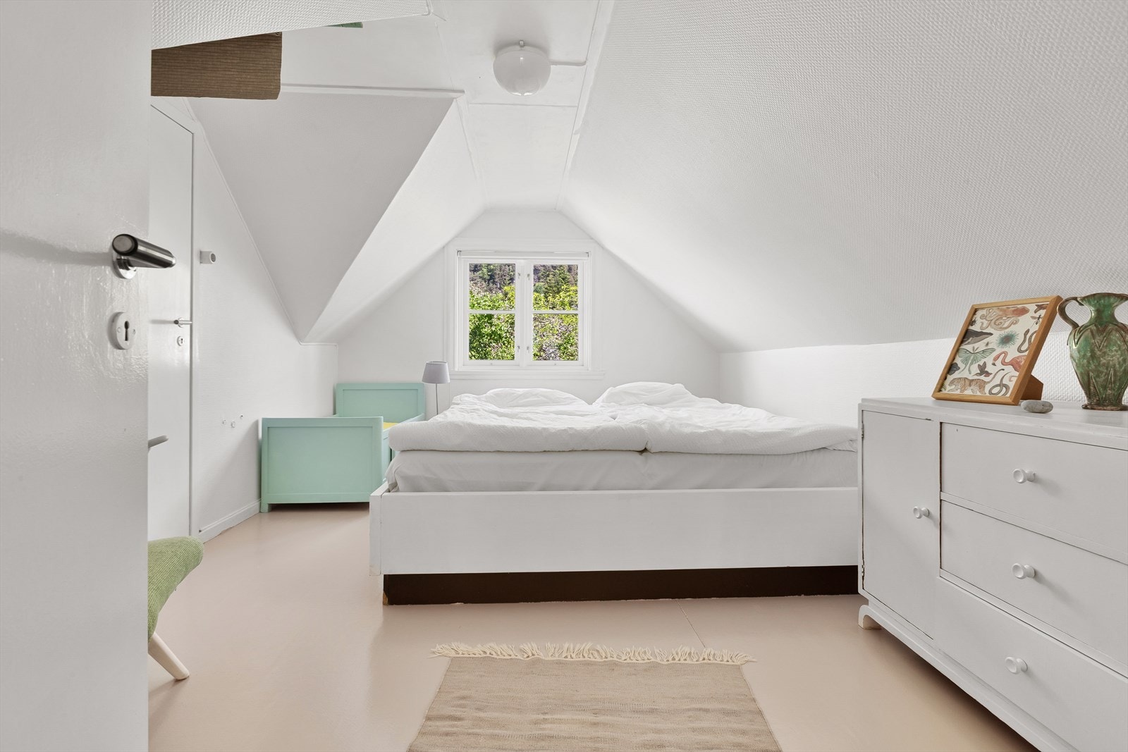 - God plass til seng og øvrig møblement - Galleribilde