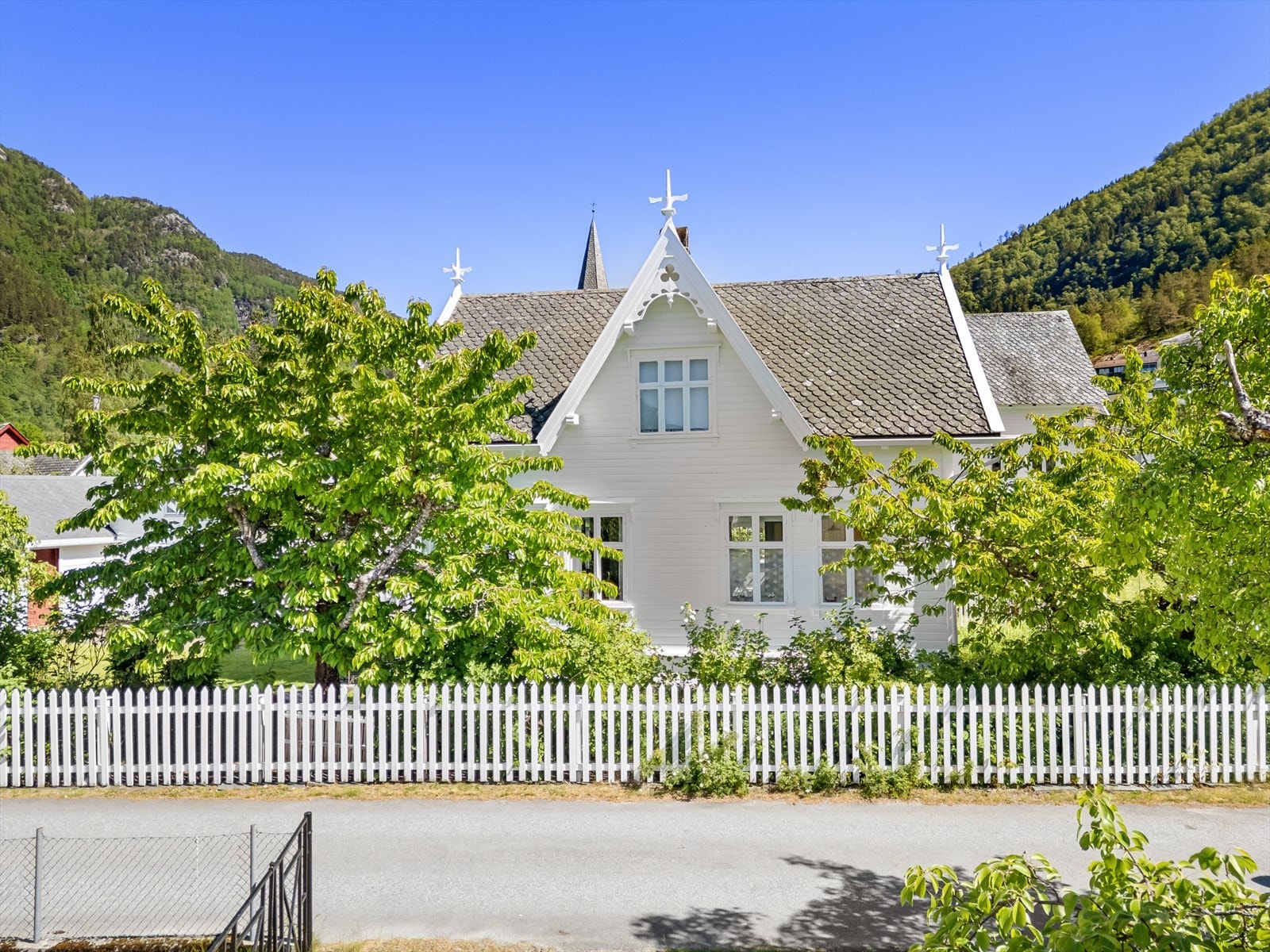 - Eiendommen oppleves privat med en skjermet beliggenhet og gjerde rundt eiendommen - Galleribilde