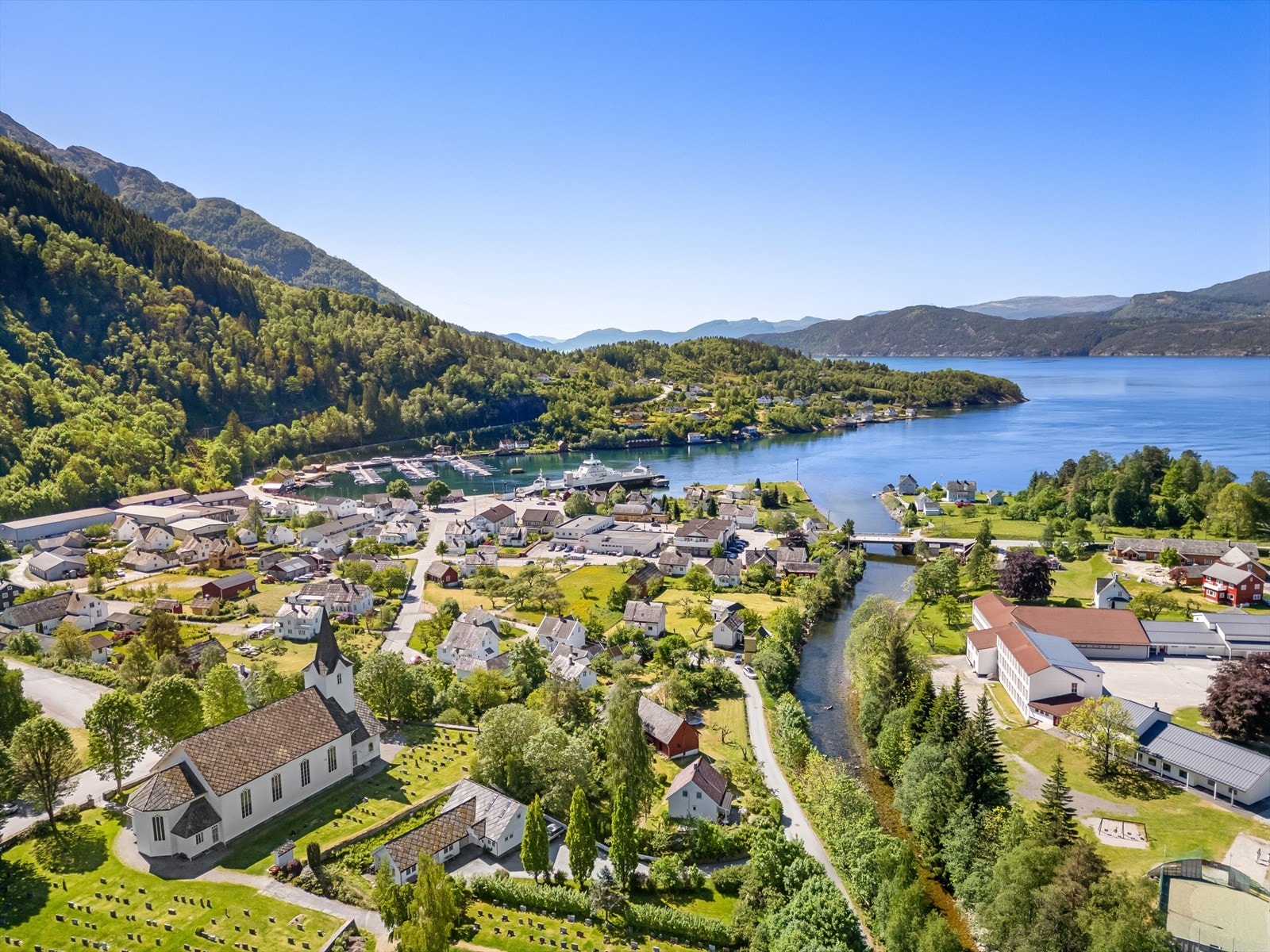 - Det er også kort vei til Herand, kjent for sitt levende kulturliv, galleri, museum og flotte kyststier - Galleribilde