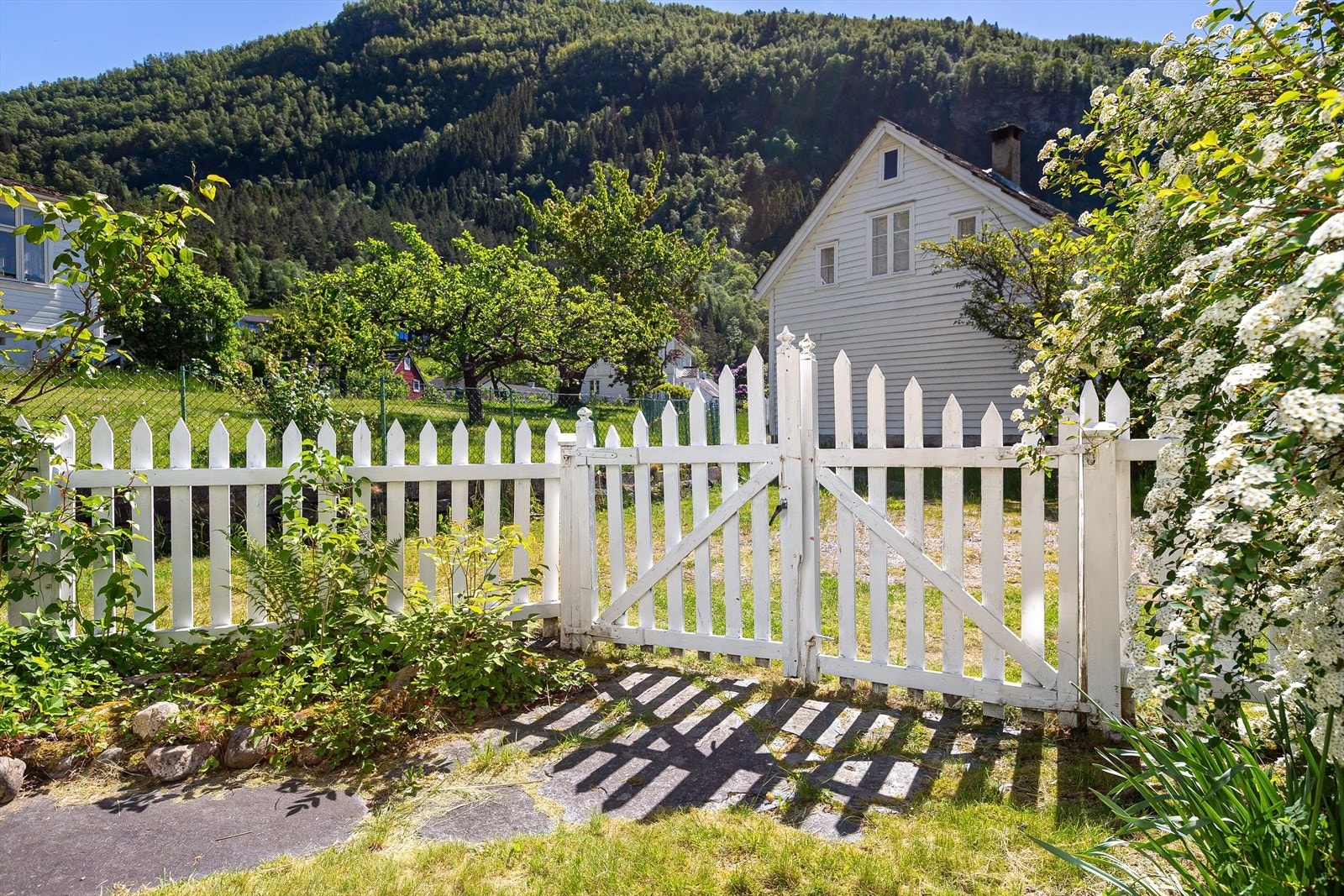 - Ny eier får gleden av en nydelig tomt på ca. 657,70m² - Galleribilde