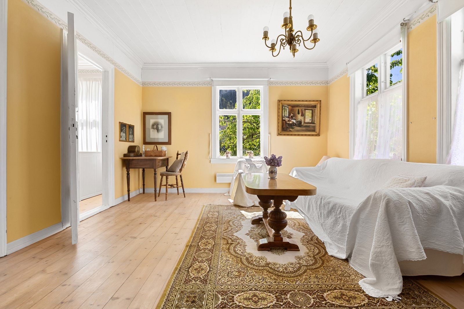 - I hovedetasjen finner vi hall m/trapp, soverom, stue, spisestue, kjøkken og bad - Galleribilde