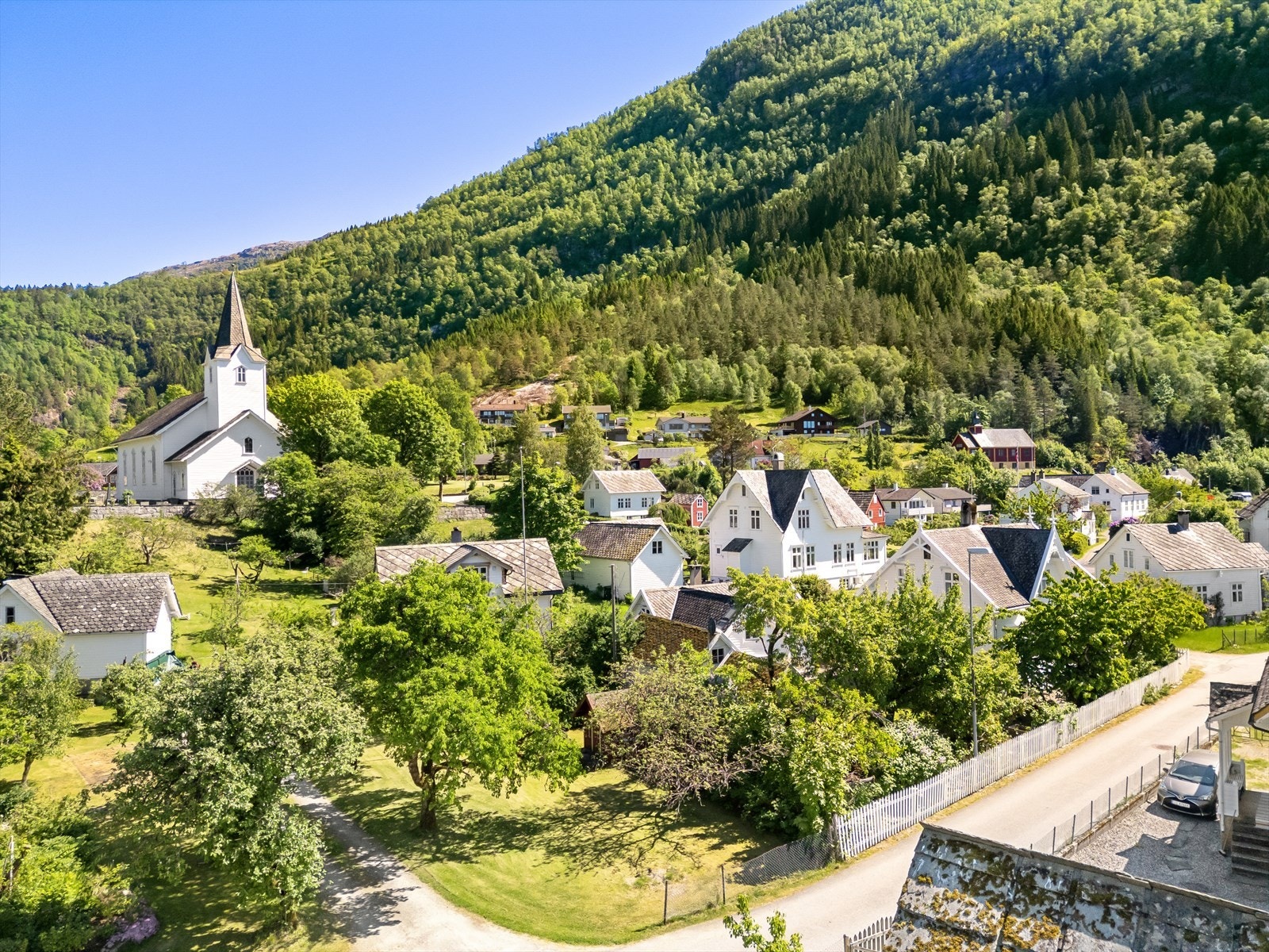 - I Jondal sentrum finner du dagligvarebutikker, barnehager, skole og båthavn - Galleribilde