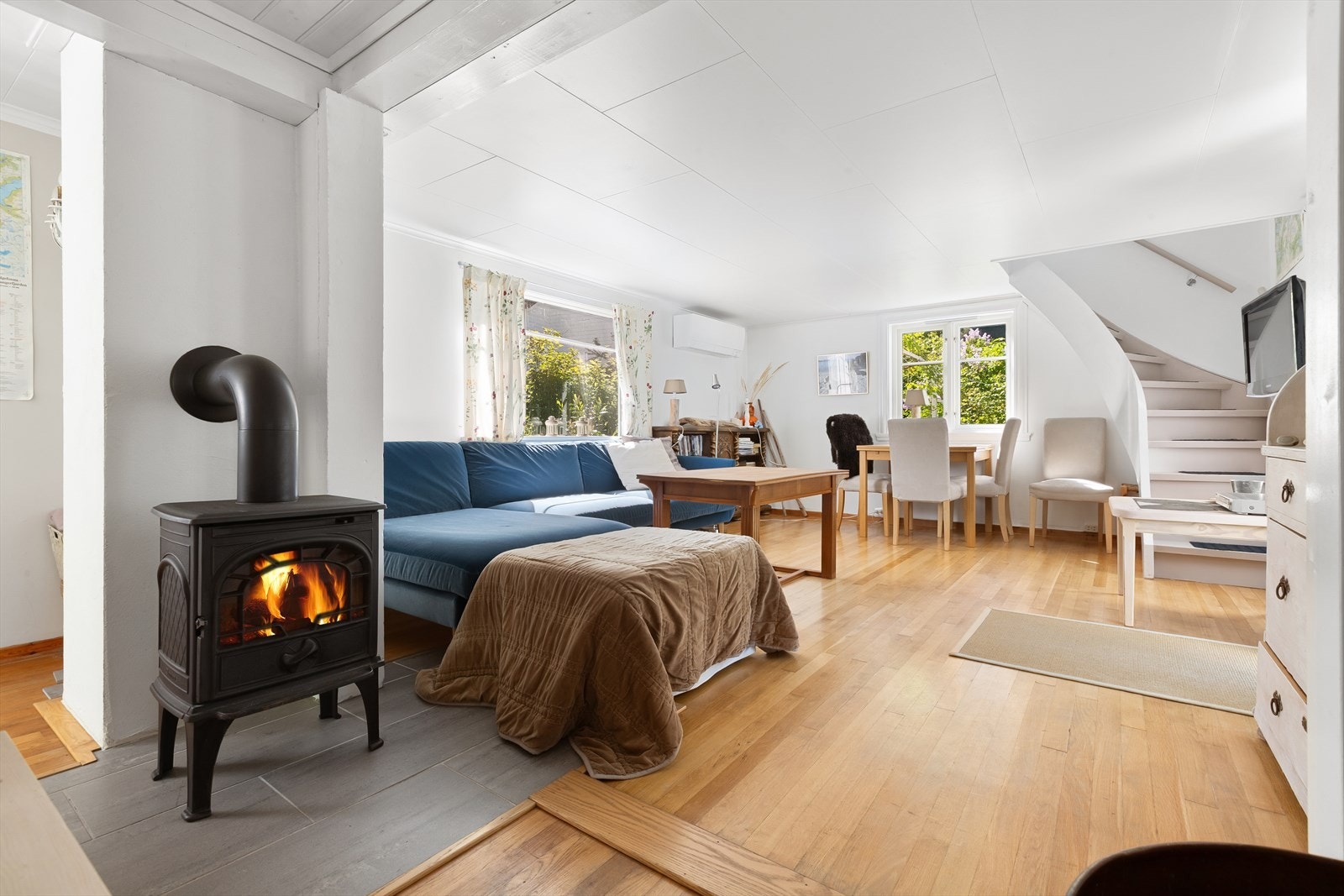 - Første etasje inneholder kjøkken, bad, bod, vaskerom, stue, entré og alkove (ikke godkjent for varig opphold) - Galleribilde