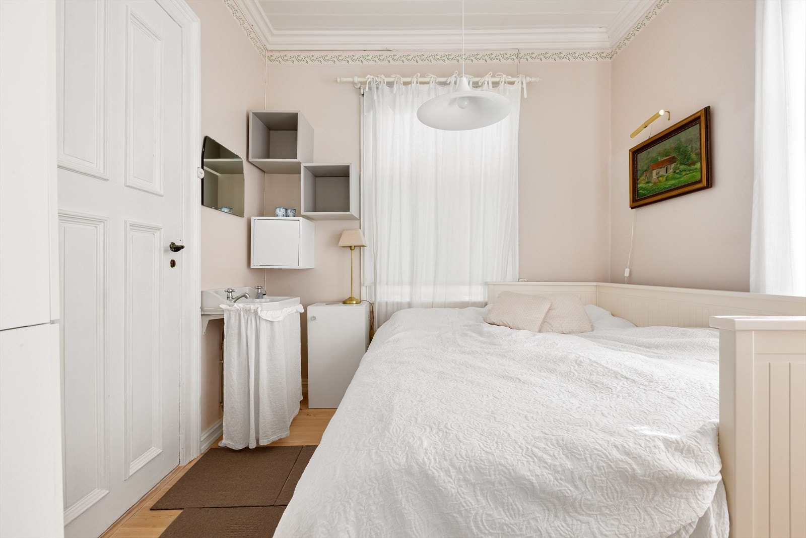 - Soverommet er av god størrelse og har plass til seng av ønsket størrelse - Galleribilde