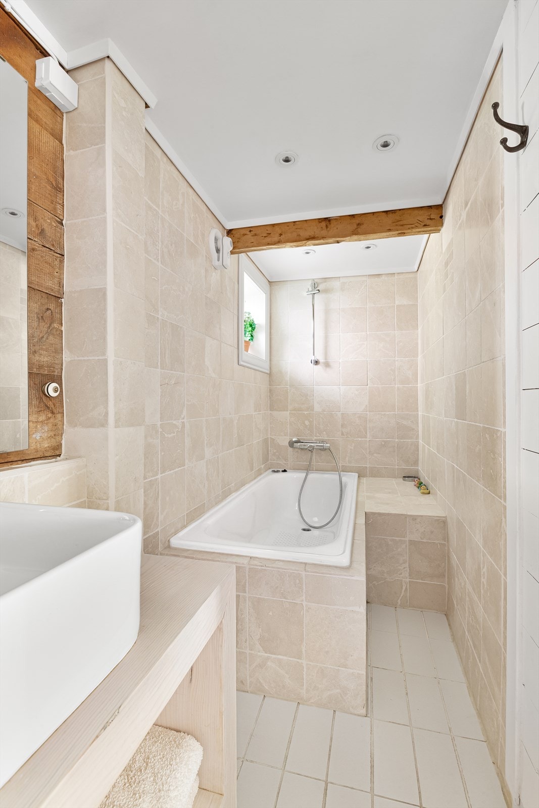 - Badet er flislagt og innredet med dusj/badekar og servantopplegg av god standard - Galleribilde