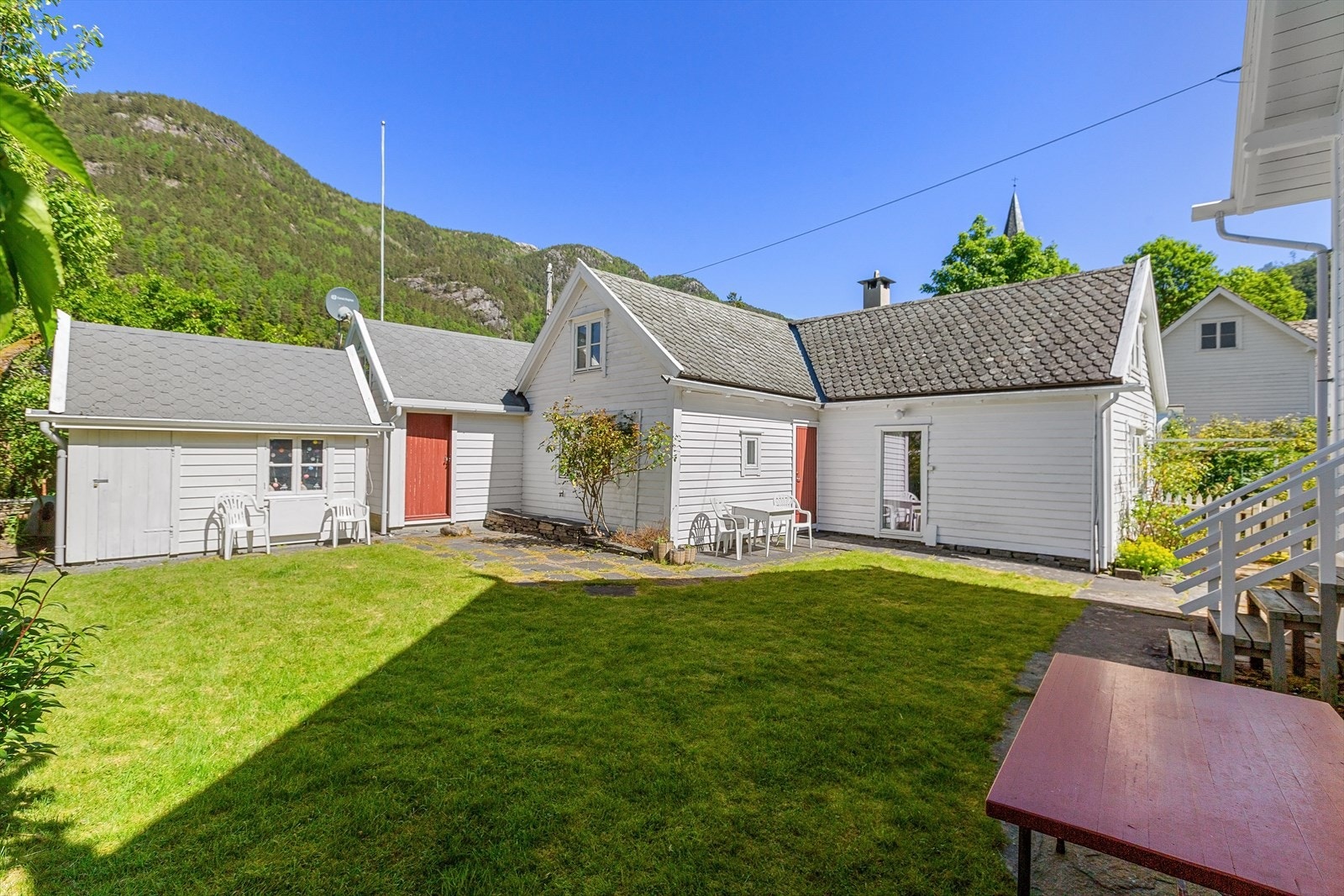 - Her kan du forflytte deg med solen og nyte den dagen lang - Galleribilde