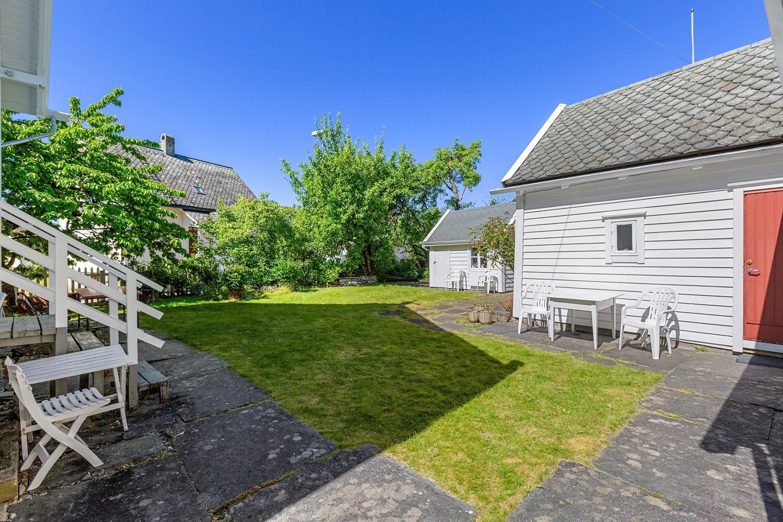 - Stor og flott hage til glede for både store og små - Galleribilde